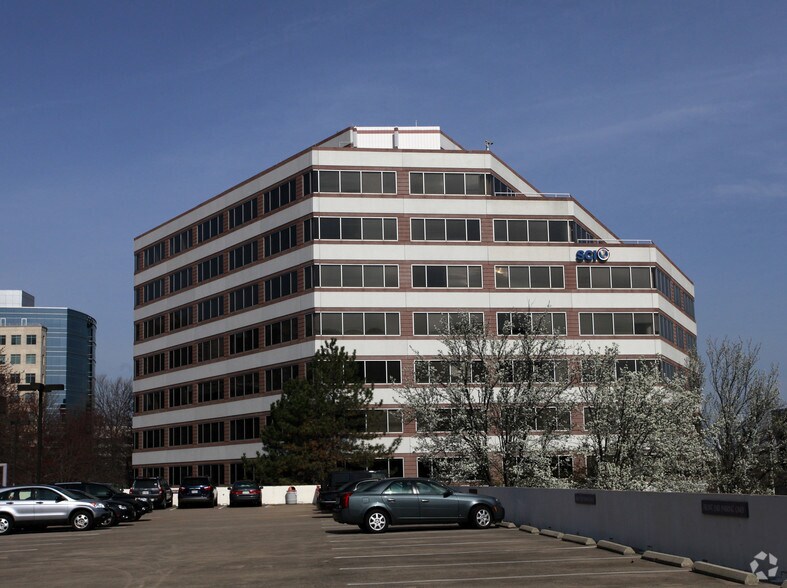 7918 Jones Branch Dr, McLean, VA à louer - Photo de l’immeuble – Image 2 sur 75