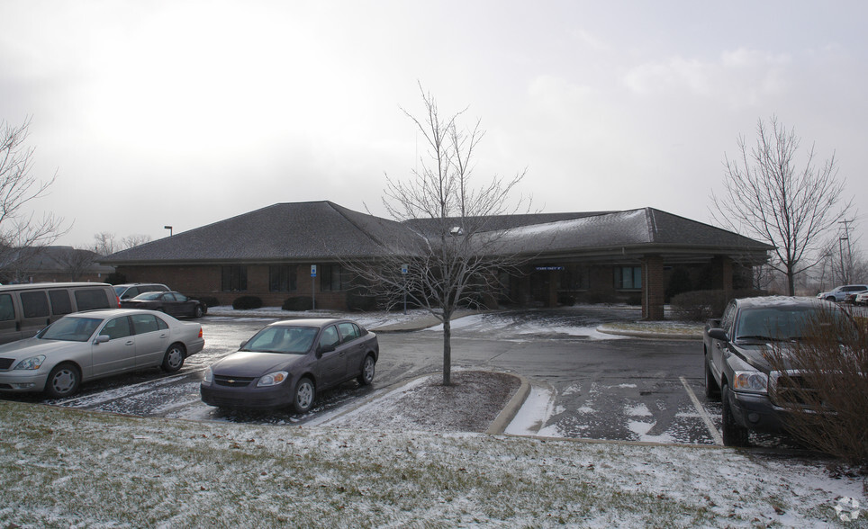 3390 E Jolly Rd, Lansing, MI à louer - Photo de l’immeuble – Image 2 sur 3