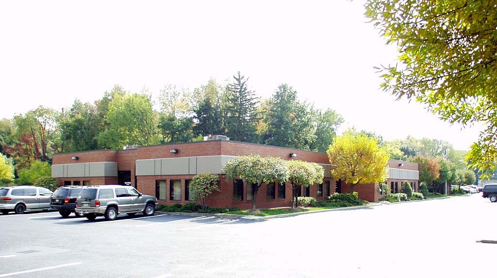 9821 Olde Eight Rd, Northfield, OH à louer Photo principale– Image 1 sur 12