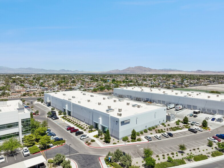 1945 E Russell Rd, Las Vegas, NV à louer - Photo de l’immeuble – Image 2 sur 6