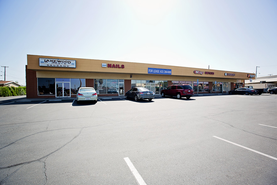 300 N Ham Ln, Lodi, CA à louer - Photo de l’immeuble – Image 2 sur 4