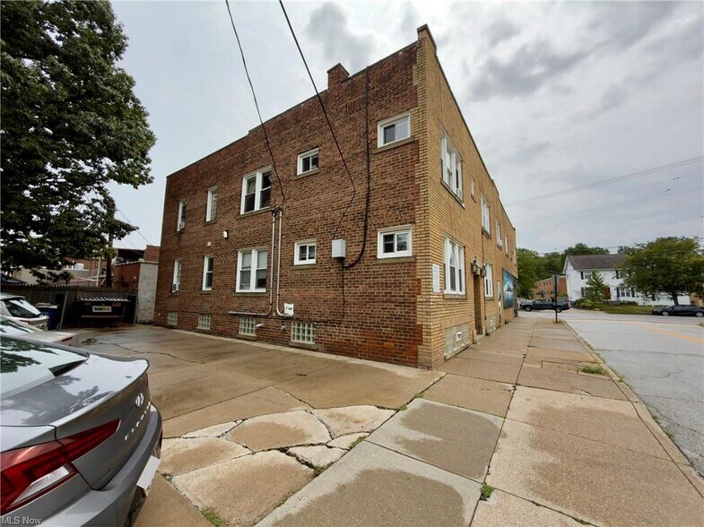 17020 Madison Ave, Lakewood, OH à vendre - Photo de l’immeuble – Image 3 sur 50