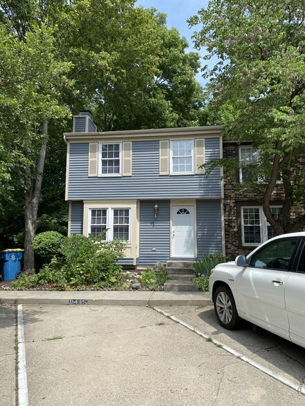 9445 Timber View Dr, Indianapolis, IN à vendre - Photo principale – Image 1 sur 1