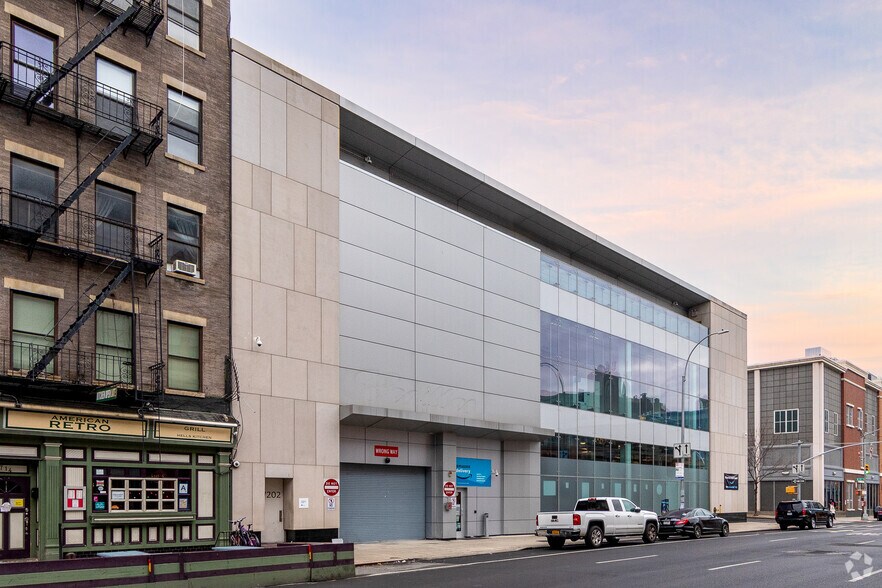 706 11th Ave, New York, NY à louer - Photo de l’immeuble – Image 3 sur 8