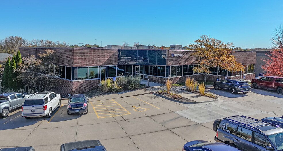 12119 Stratford Dr, Clive, IA à louer - Photo de l’immeuble – Image 2 sur 6