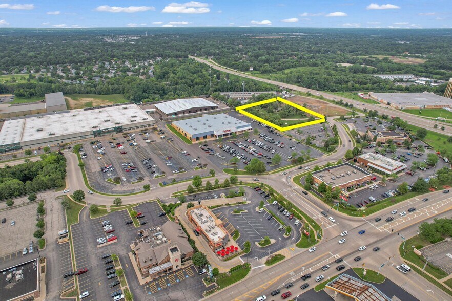 890 Cog Cir, Crystal Lake, IL à vendre - Photo de l’immeuble – Image 2 sur 4