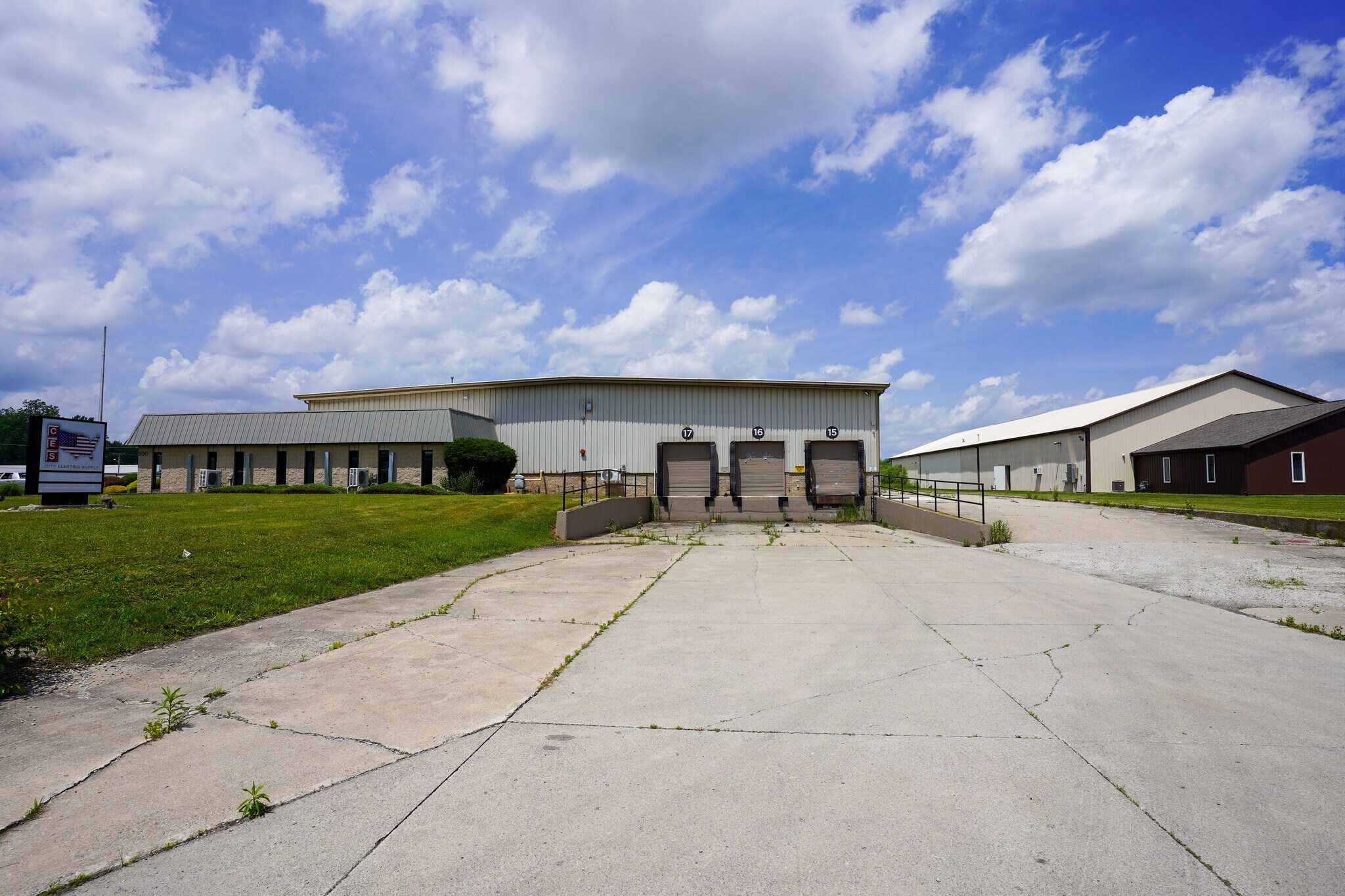 300 Industrial Dr, Angola, IN à louer Photo de l’immeuble– Image 1 sur 16