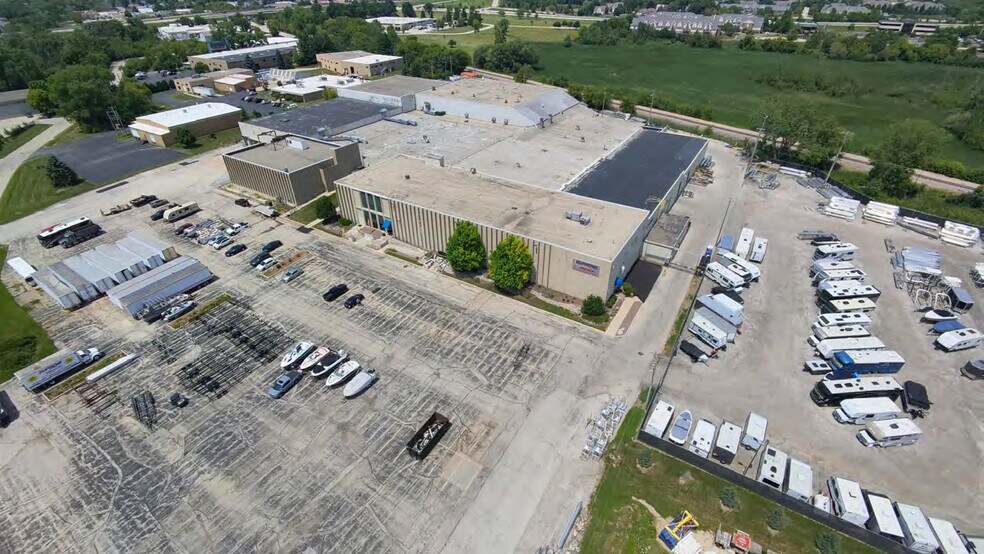 1045 Hickory St, Pewaukee, WI à louer - Photo de l’immeuble – Image 3 sur 5