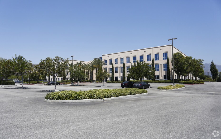 2950 N Hollywood Way, Burbank, CA à louer - Photo principale – Image 1 sur 10