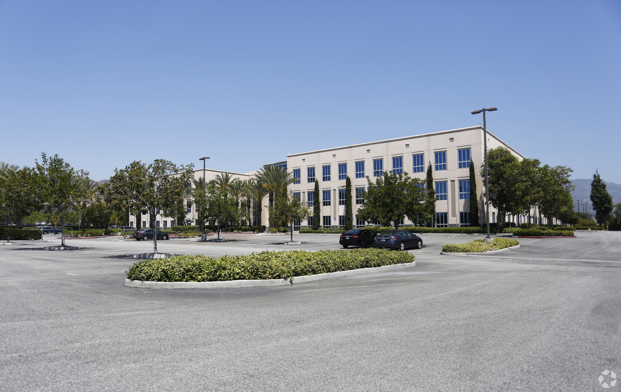 2950 N Hollywood Way, Burbank, CA à louer Photo principale– Image 1 sur 11