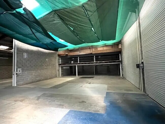 Plus de détails pour Local d'activités à louer