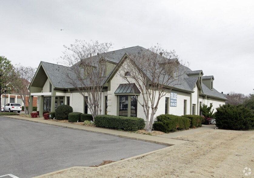 242 Poplar View Pky, Collierville, TN à louer - Photo principale – Image 1 sur 7