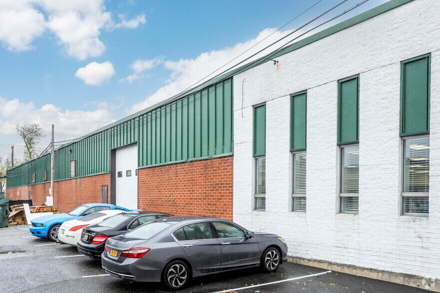 2300 Marcus Ave, New Hyde Park, NY à louer - Photo de l’immeuble – Image 2 sur 22