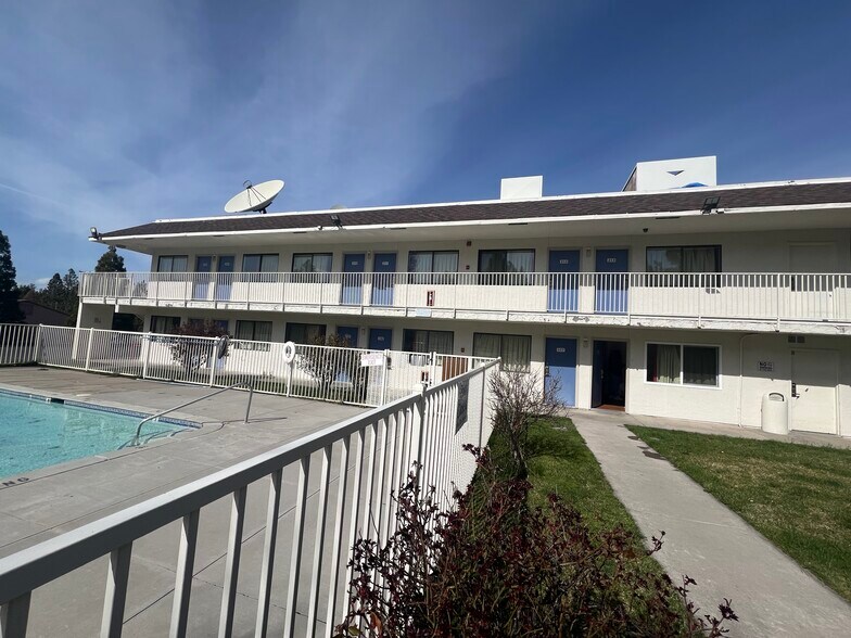 466 N Weed Blvd, Weed, CA à vendre - Photo de l’immeuble – Image 2 sur 14