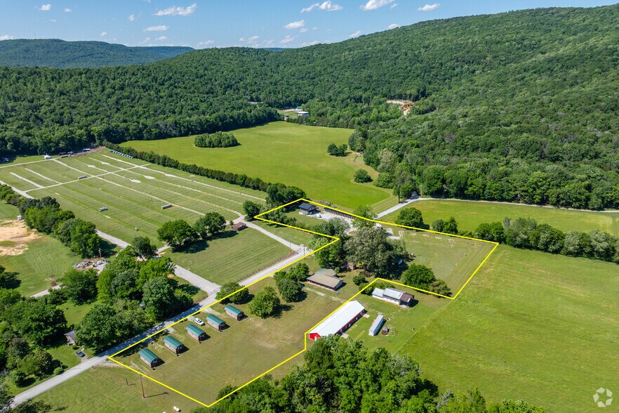 444 Charlie Roberts Rd, Pelham, TN à vendre - Aérien – Image 1 sur 31