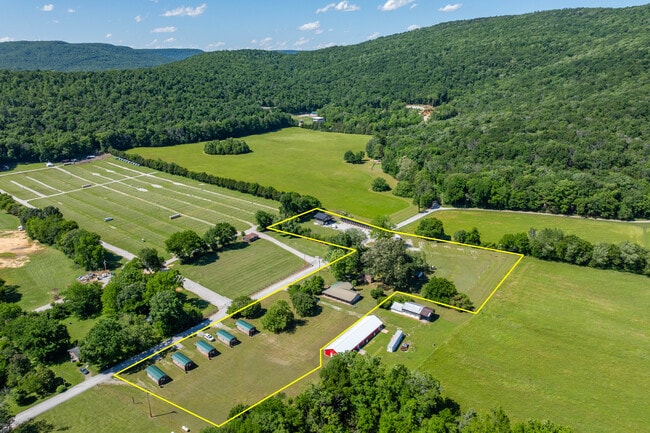 Plus de détails pour 444 Charlie Roberts Rd, Pelham, TN - Hôtellerie à vendre