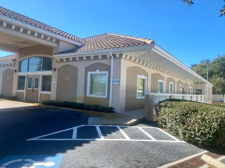7855 38th Ave N, Saint Petersburg, FL à louer - Photo de l’immeuble – Image 2 sur 12