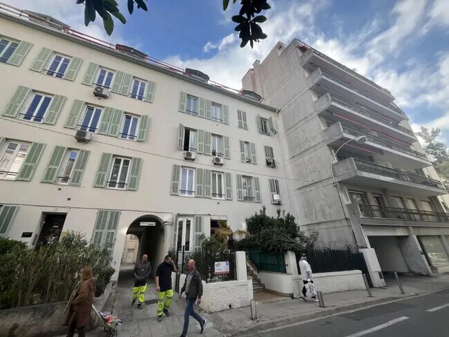 Plus de détails pour Local d’activités à vendre