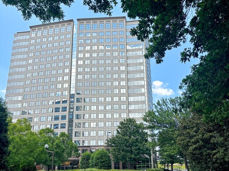 400 Galleria Pky SE, Atlanta, GA à louer - Photo de l’immeuble – Image 3 sur 12