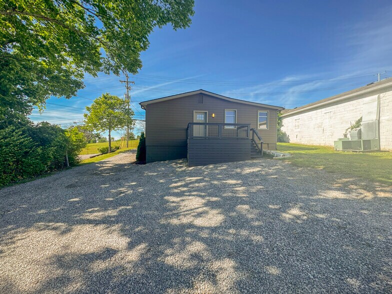 709 Hart Ln, Nashville, TN à louer - Photo de l’immeuble – Image 2 sur 12