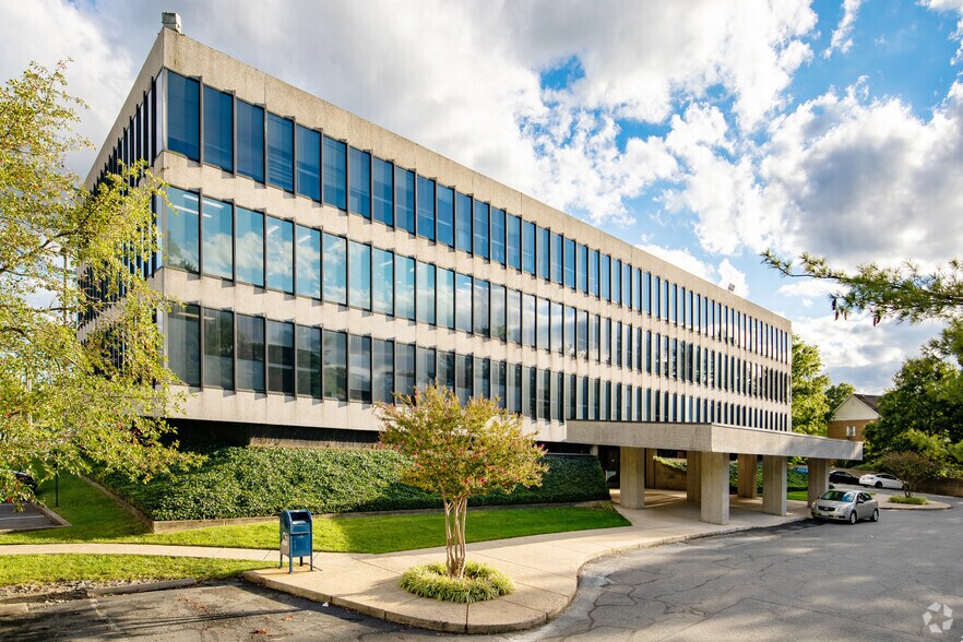 2616 Sherwood Hall Ln, Alexandria, VA à vendre - Photo de l’immeuble – Image 2 sur 8