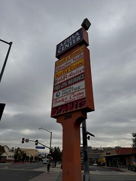 200 W Foothill Blvd, Azusa, CA à louer - Photo de l’immeuble – Image 2 sur 3