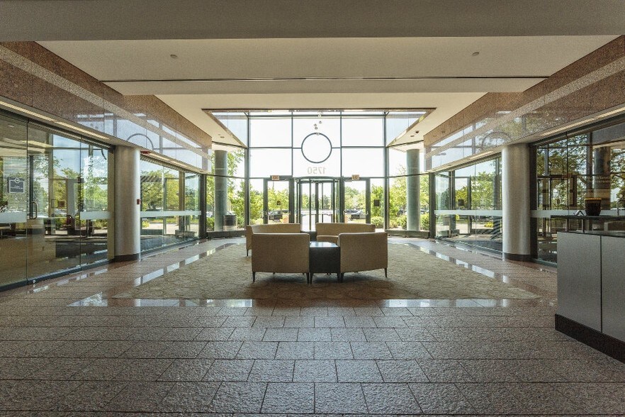 1750 E Golf Rd, Schaumburg, IL à louer - Hall d’entrée – Image 2 sur 58