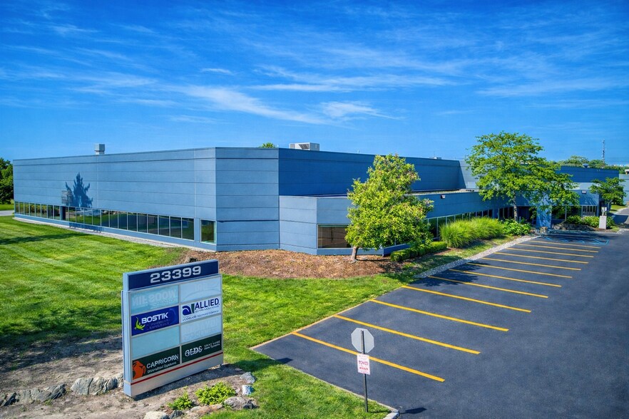 23399 Commerce Dr, Farmington Hills, MI à louer - Photo de l’immeuble – Image 2 sur 3