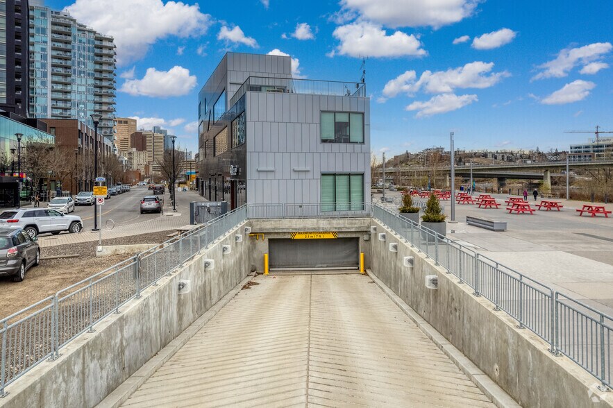 632 Confluence Way SE, Calgary, AB à louer - Photo de l’immeuble – Image 2 sur 5