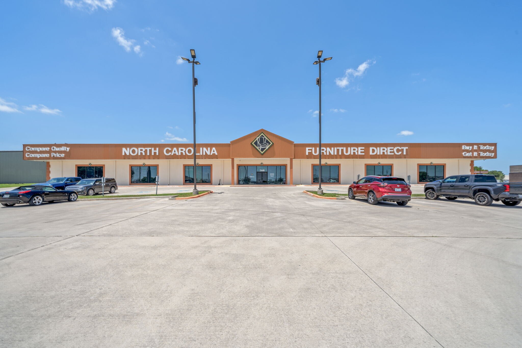 2440 S Interstate 35, San Marcos, TX à vendre Photo de l’immeuble– Image 1 sur 10