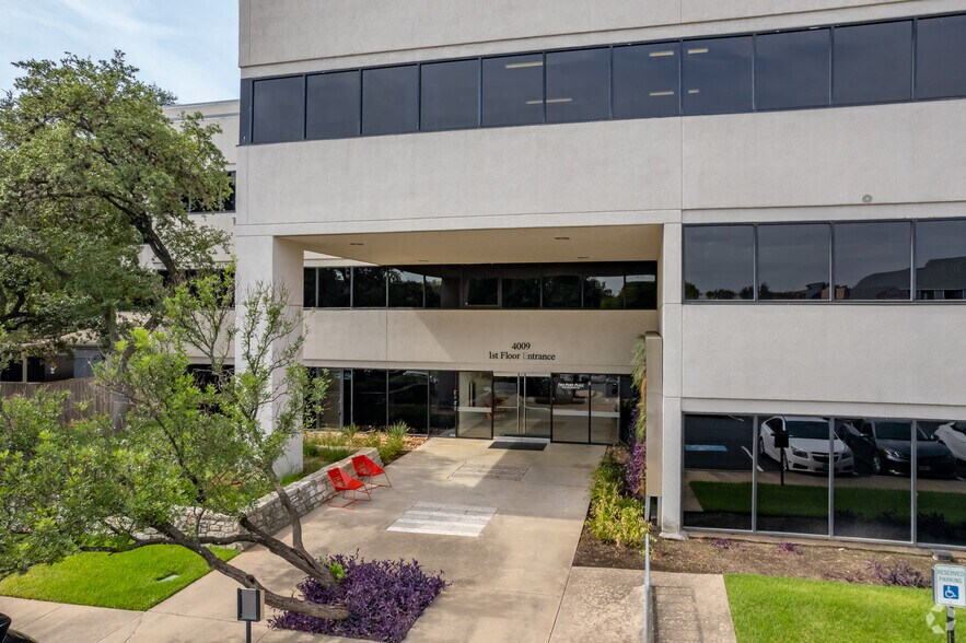 4009 Banister Ln, Austin, TX à louer - Photo de l’immeuble – Image 3 sur 10