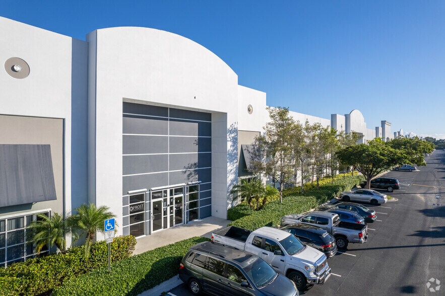 730 S Powerline Rd, Deerfield Beach, FL à louer - Photo de l’immeuble – Image 2 sur 12
