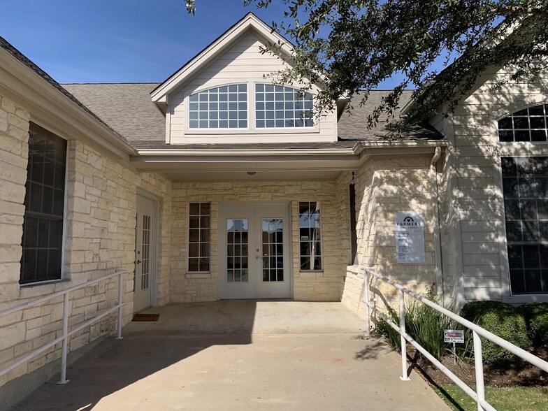 112 Cimarron Park Loop, Buda, TX à louer - Photo de l’immeuble – Image 3 sur 5