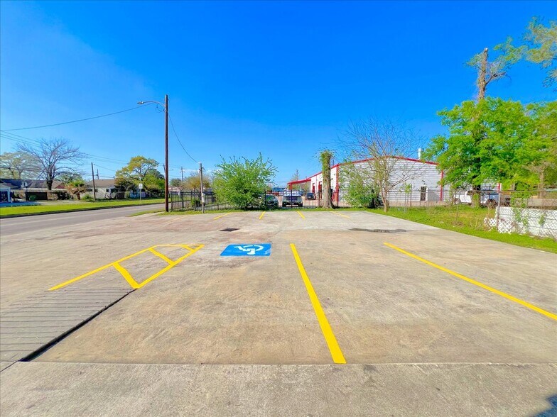 7704 Irvington Blvd, Houston, TX à vendre - Photo de l’immeuble – Image 2 sur 59
