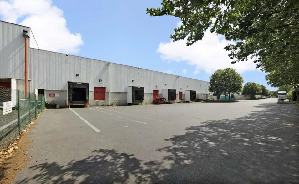 Industriel/Logistique dans Éragny à louer - Photo de l’immeuble – Image 1 sur 8