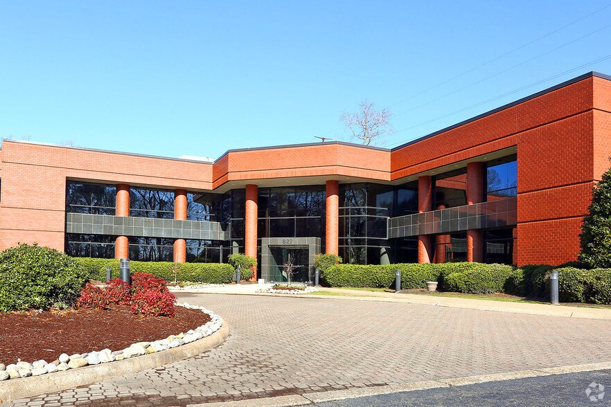 827 Diligence Dr, Newport News, VA à louer - Photo principale – Image 1 sur 3