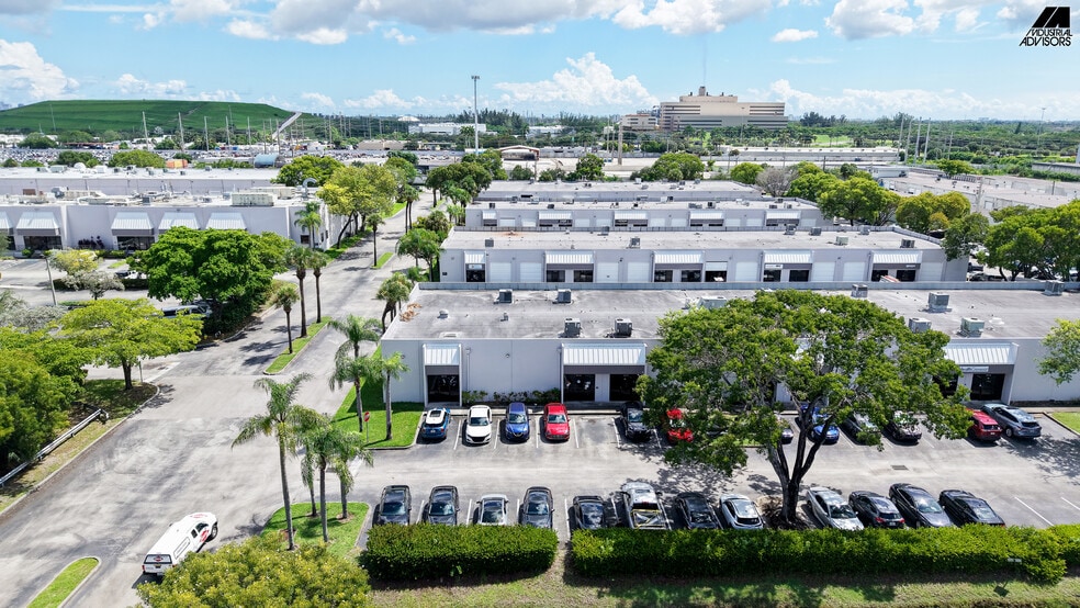 4131 SW 47th Ave, Davie, FL à louer - Photo de l’immeuble – Image 2 sur 15
