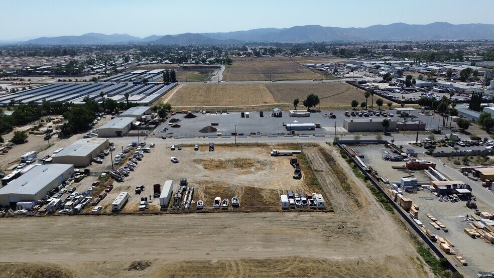 S Juanita St, Hemet, CA à vendre - Photo de l’immeuble – Image 3 sur 3