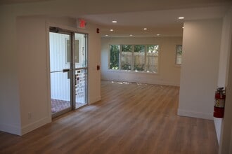 32 Chichester Ave, Center Moriches, NY à louer Photo intérieure– Image 2 sur 8
