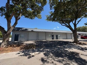 2696 NW 31st Ave, Lauderdale Lakes, FL à louer Photo de l’immeuble– Image 1 sur 2