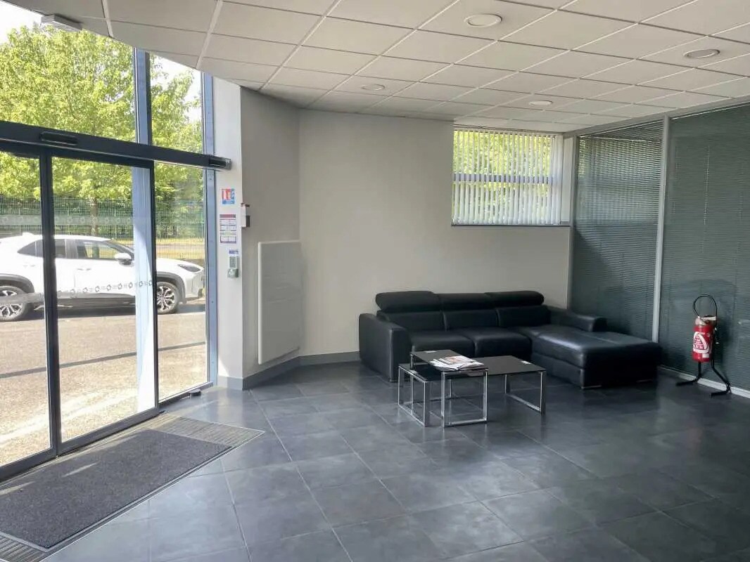 Bureau dans Verneuil-en-Halatte à louer Photo de l’immeuble– Image 1 sur 16