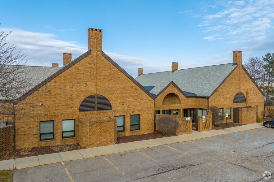 905 W Eisenhower Cir, Ann Arbor, MI à louer - Photo principale – Image 1 sur 15