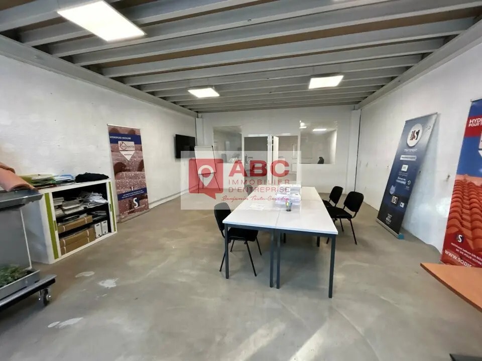 Local d’activités dans Lunel à louer Photo de l’immeuble– Image 1 sur 4