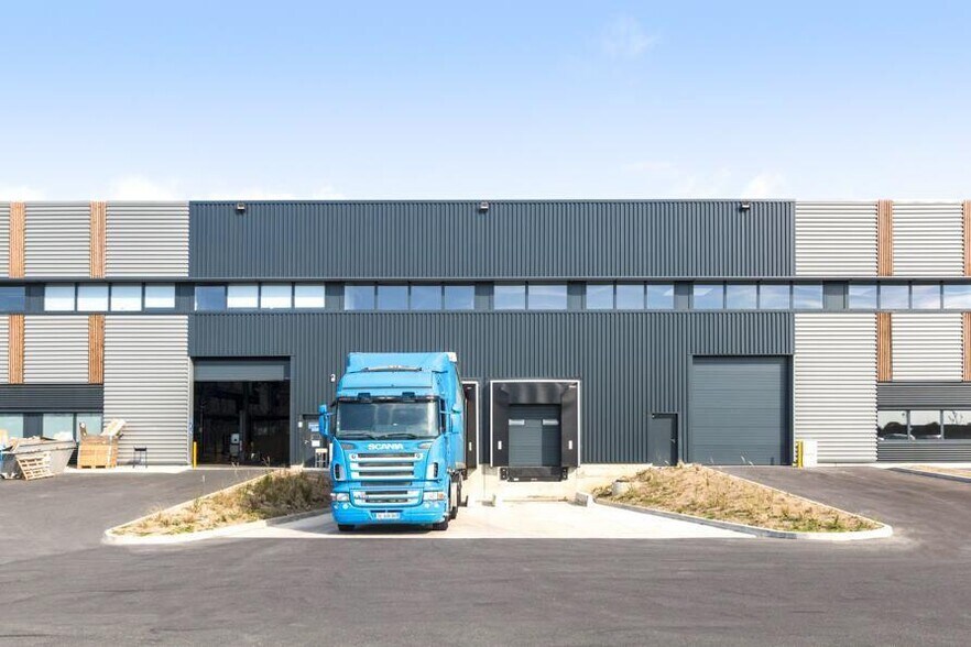 Local d'activités dans Vaires-sur-Marne à vendre - Photo de l’immeuble – Image 2 sur 4