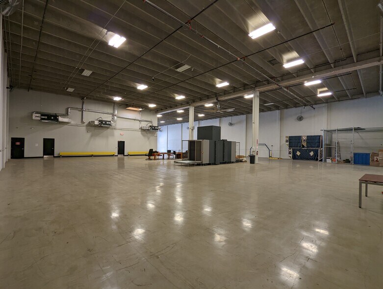 7045 NW 46th St, Miami, FL à louer - Photo intérieure – Image 2 sur 9