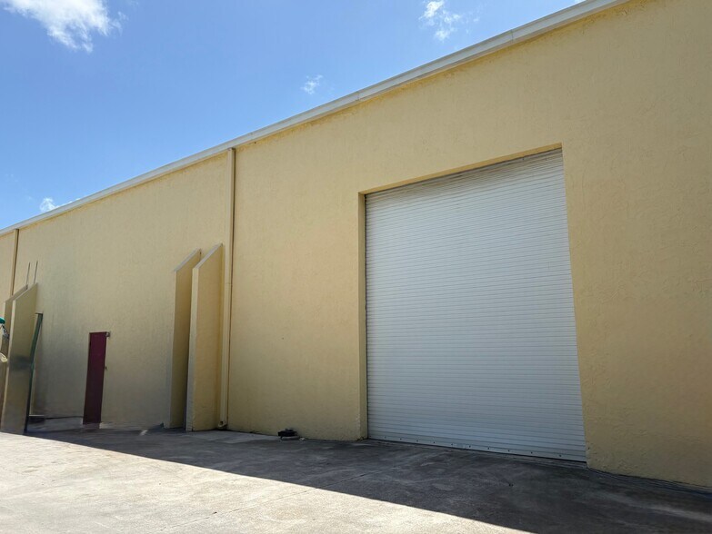 2230 NW 22nd St, Pompano Beach, FL à louer - Photo de l’immeuble – Image 2 sur 9