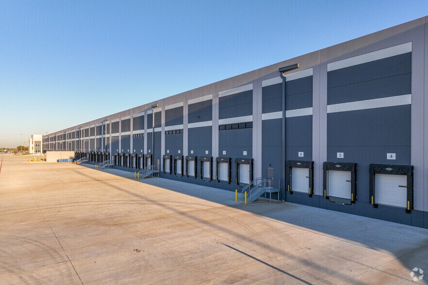 300 W Wintergreen Rd, Hutchins, TX à louer - Photo de l’immeuble – Image 2 sur 3