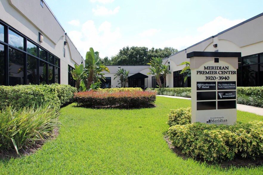 3920-3940 Premier North Dr, Tampa, FL à louer - Photo de l’immeuble – Image 2 sur 5