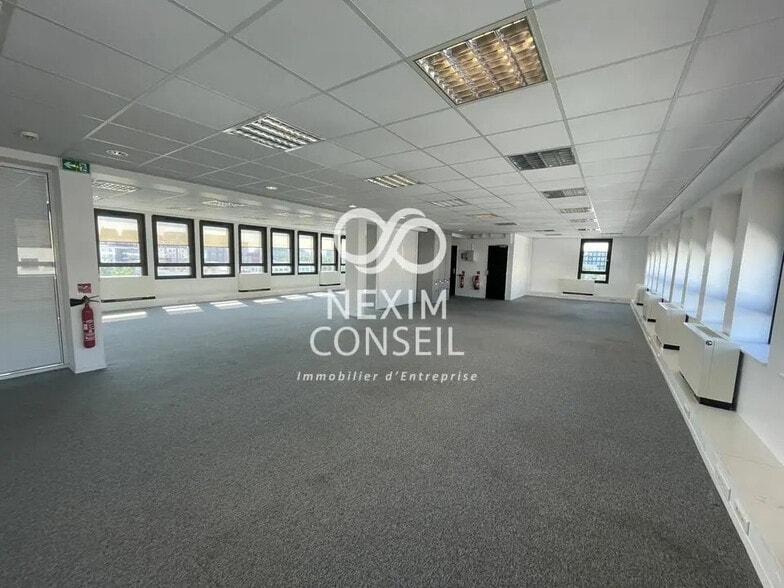 Bureau dans Clichy à louer - Photo de l’immeuble – Image 3 sur 23