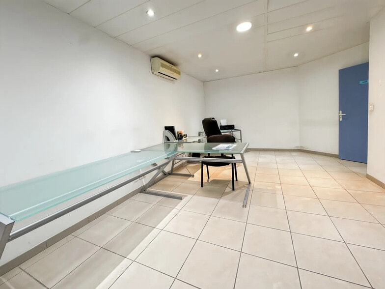 381 Avenue De Grasse, Mouans-Sartoux à louer - Photo de l’immeuble – Image 3 sur 13